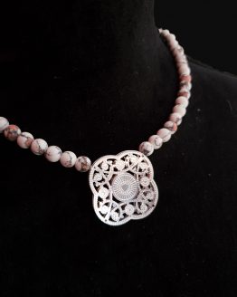 Solal Bijoux Haute Fantaisie collier aimanté de perles en céramique mat blanc effet marbré rouge et noir