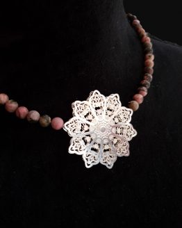 Solal Bijoux Haute Fantaisie collier aimanté de perles en rhodonite mat rose et taupe