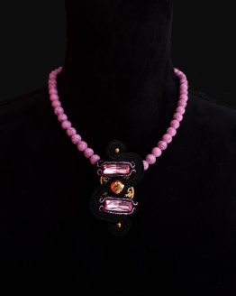 Solal Bijoux Haute Fantaisie collier aimanté de perles en howlite rose et bijou nomade rose noir et doré
